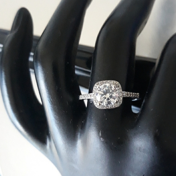 Sterling silver 925  7/1/2 ring simulated diamonds